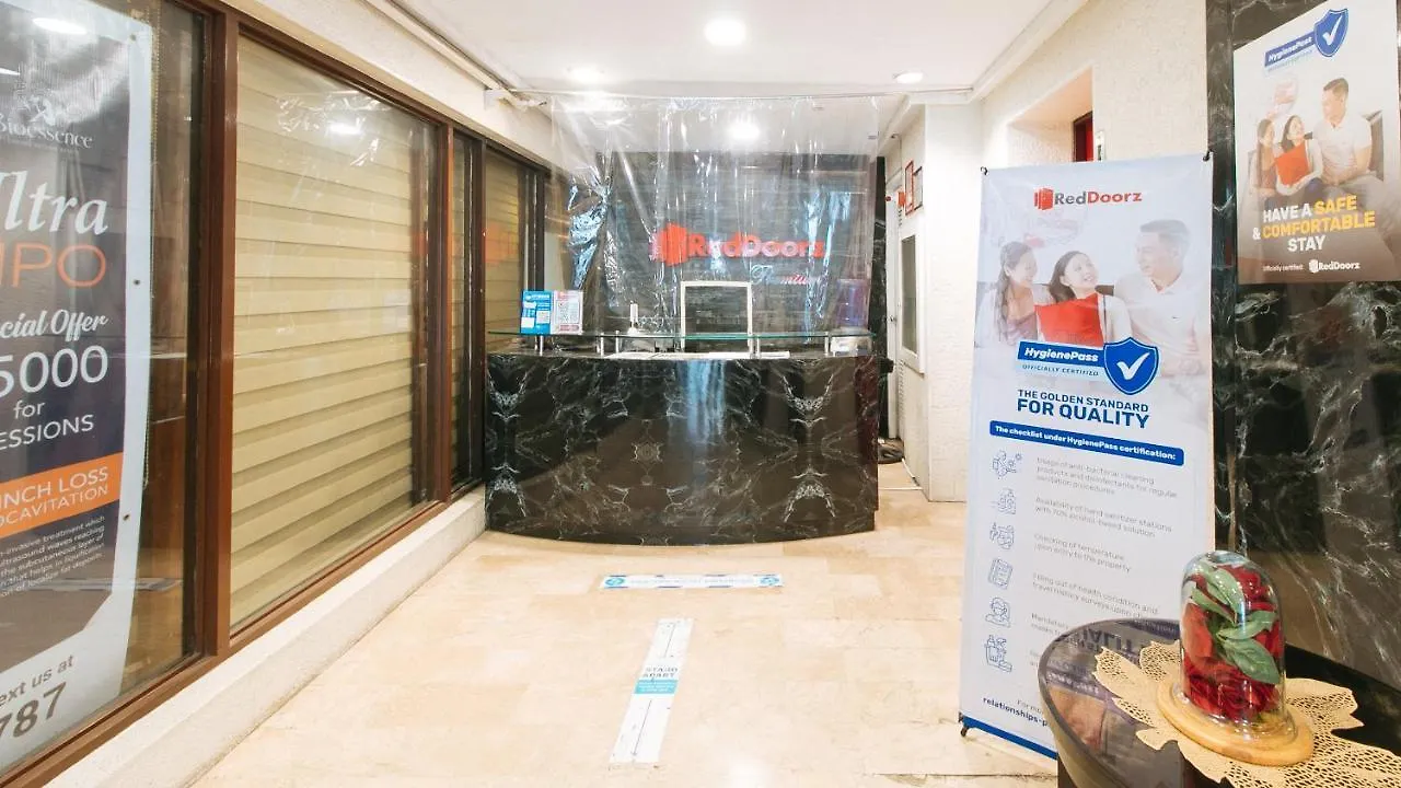 Reddoorz Premium Near Greenbelt Makati - Vaccinated Staff Макати 4*,