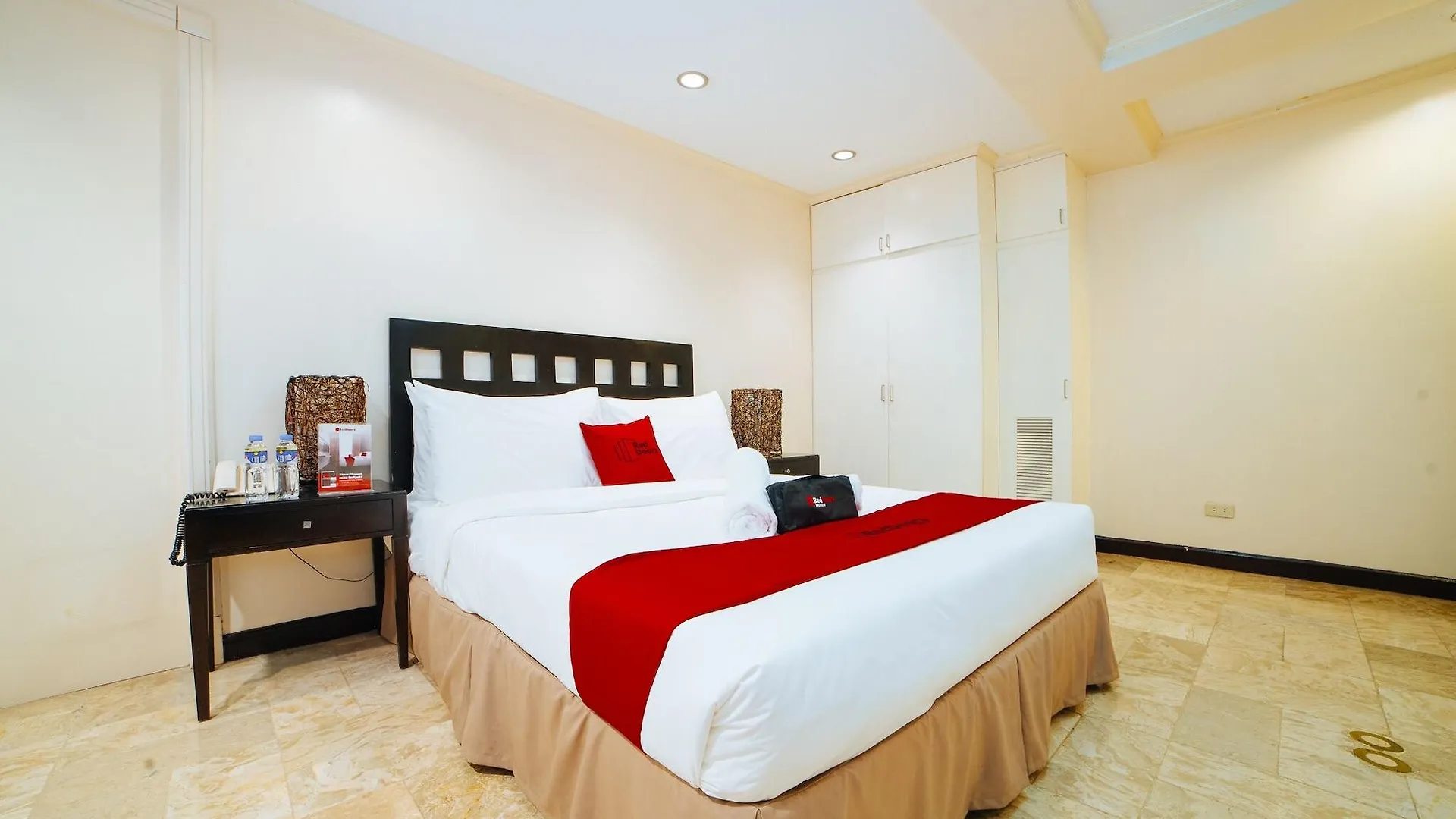 Reddoorz Premium Near Greenbelt Makati - Vaccinated Staff Makati City 4*,  Philippines