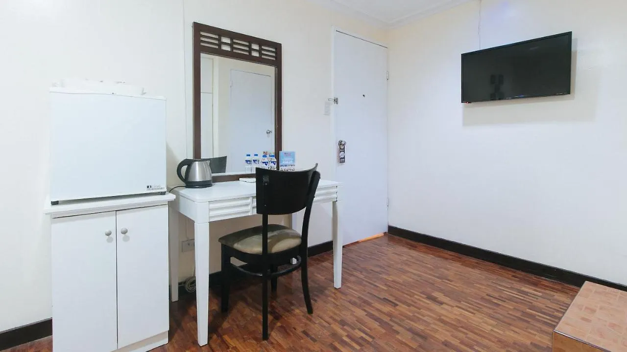 Reddoorz Premium Near Greenbelt Makati - Vaccinated Staff Makati City 4*,
