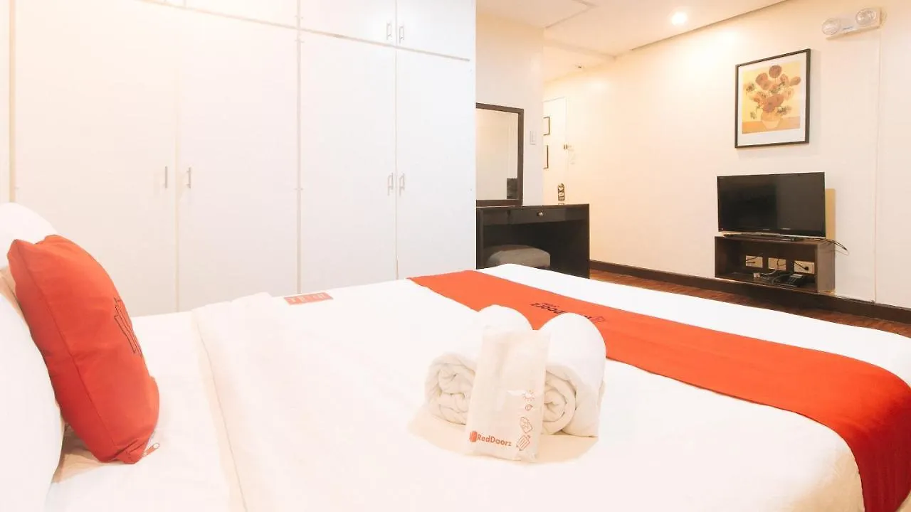 Reddoorz Premium Near Greenbelt Makati - Vaccinated Staff Makati City