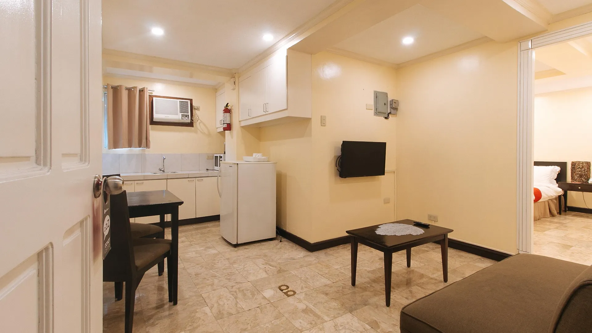 Reddoorz Premium Near Greenbelt Makati - Vaccinated Staff Makati City 4*,  Philippines