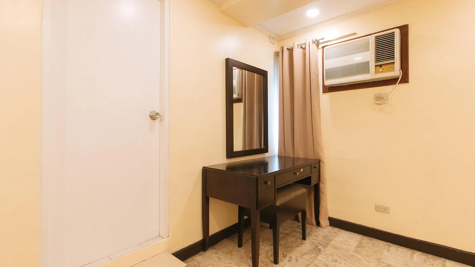 Hotel Reddoorz Premium Near Greenbelt Makati - Vaccinated Staff Makati City