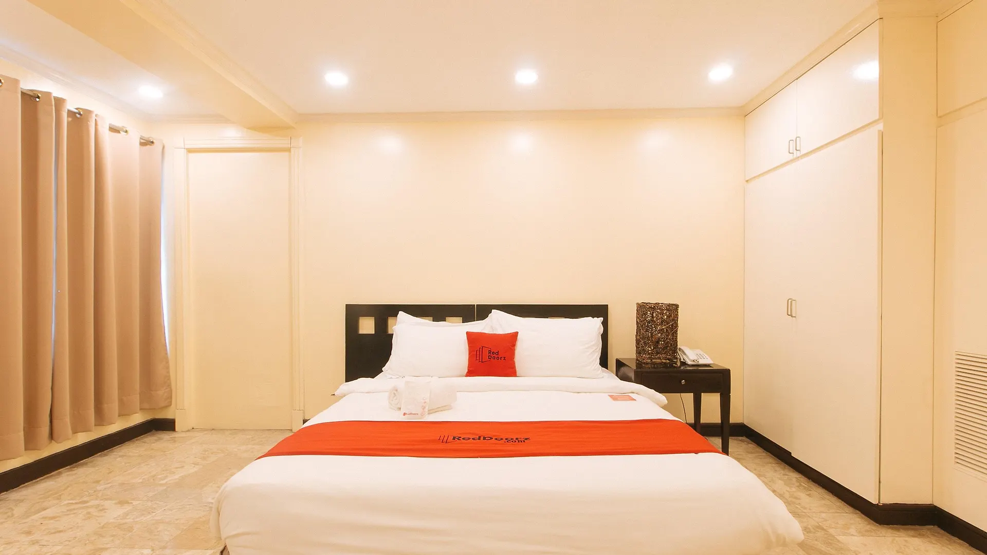 Reddoorz Premium Near Greenbelt Makati - Vaccinated Staff Makati City