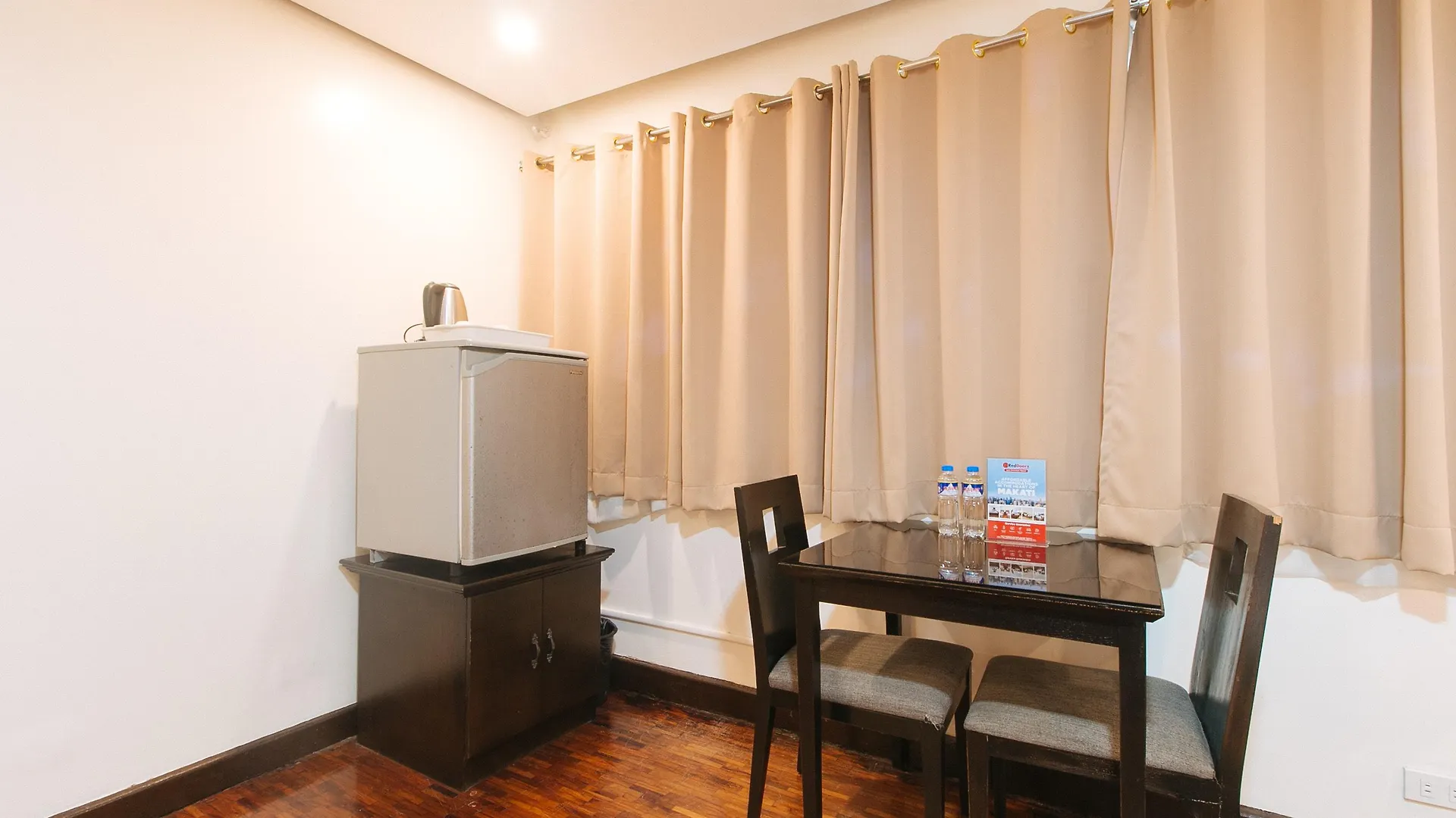 Reddoorz Premium Near Greenbelt Makati - Vaccinated Staff Makati City 4*,  Philippines