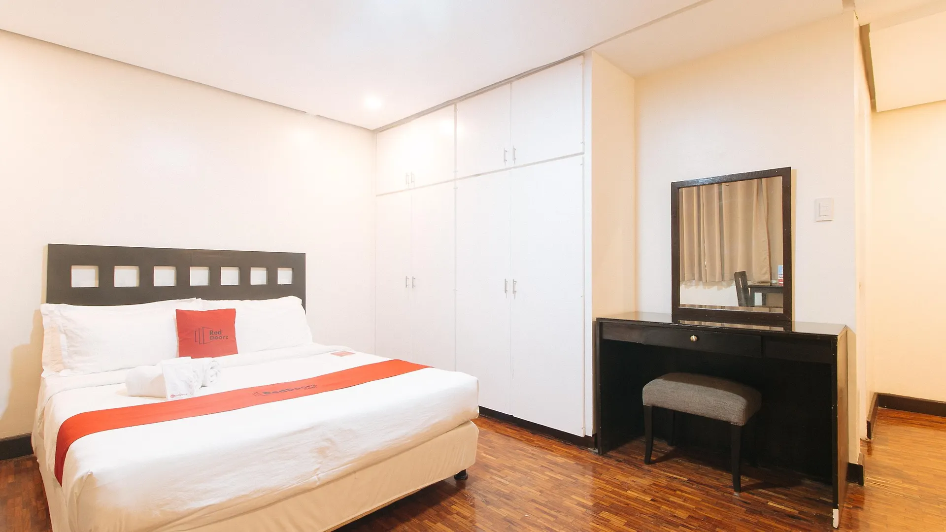 Reddoorz Premium Near Greenbelt Makati - Vaccinated Staff Makati City 4*,