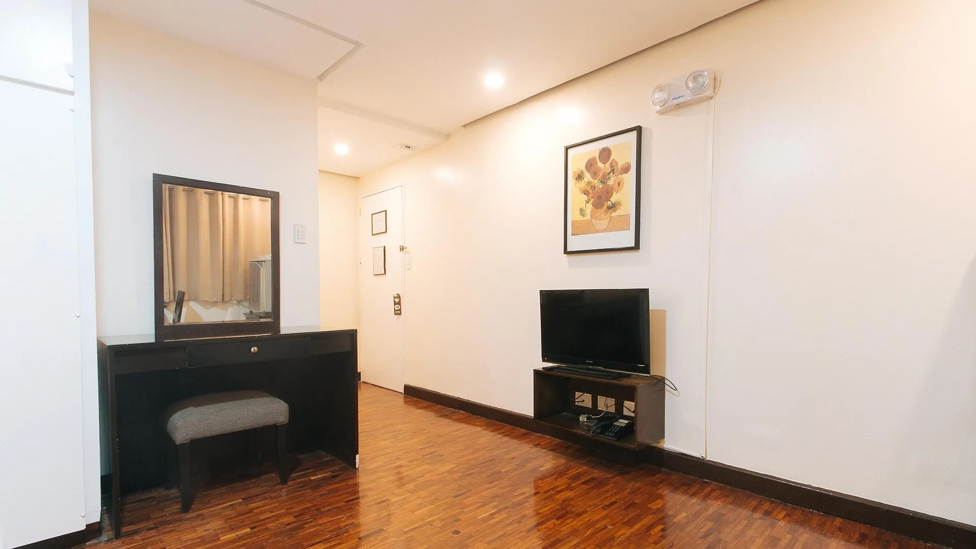 Reddoorz Premium Near Greenbelt Makati - Vaccinated Staff Makati City
